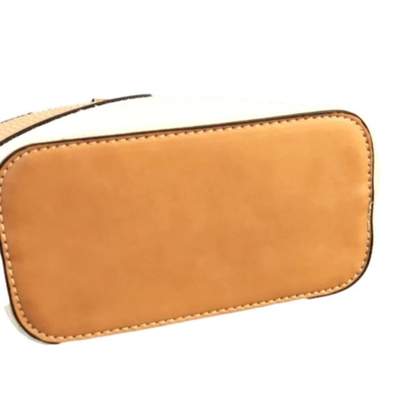 𝅺NWOT Womens Cognac & Cream convertible crossbody/handbag with  lucite handles - Picture 9 of 14